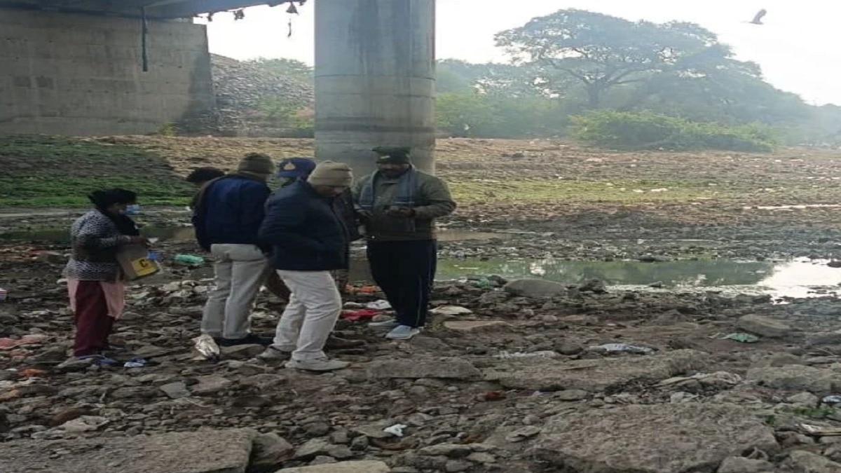 प्रेमी जोड़े ने लगा दी छलांग. (Photo: Screengrab)