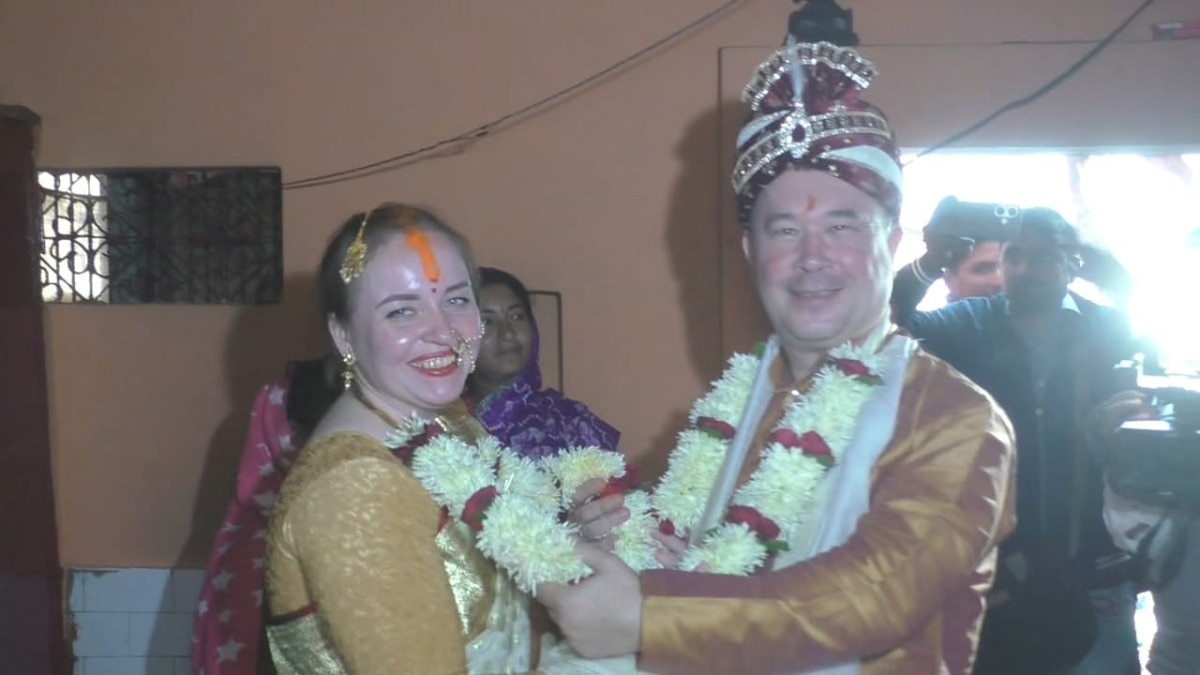 काशी में रशियन जोड़े की अनोखी शादी.(Photo: Roushan Kumar/ITG)