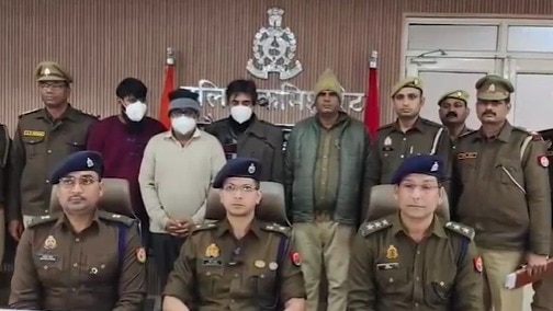 पुलिस की गिरफ्त में आरोपी. (Photo: Screengrab)