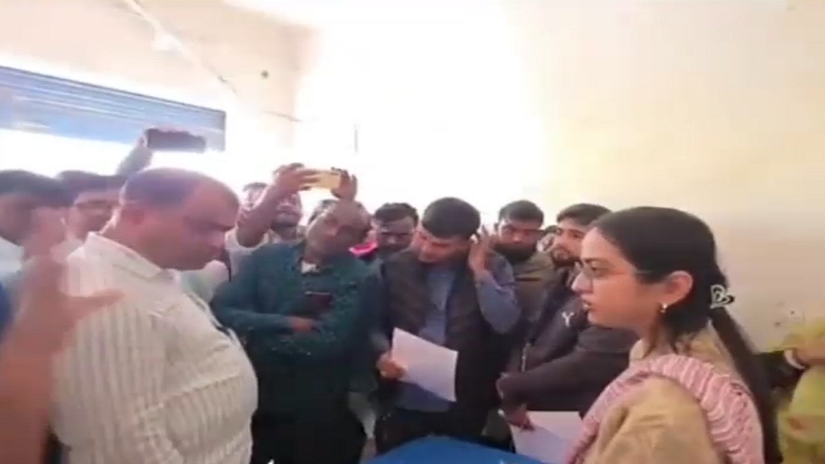 ऊर्जा विभाग के राज्य मंत्री ने महिला अधिकारी को धमकाया. (Photo: Screengrab) 