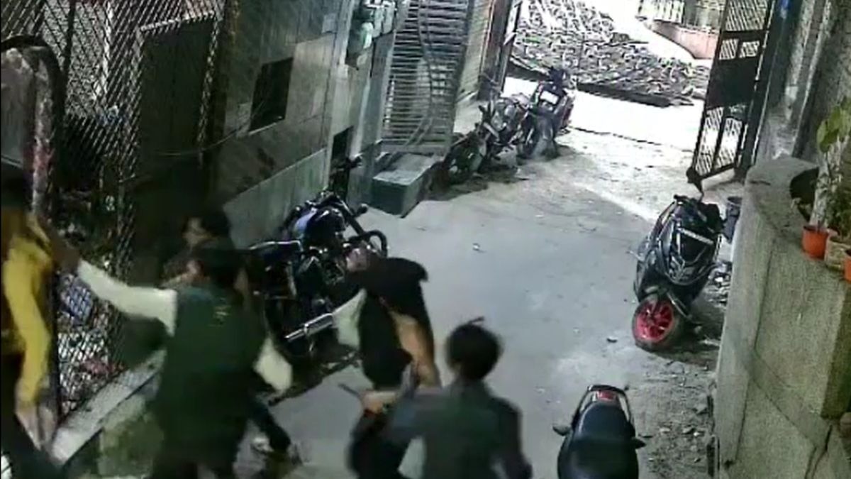 हत्या की वारदात सीसीटीवी में कैद. (Photo: Screengrab)