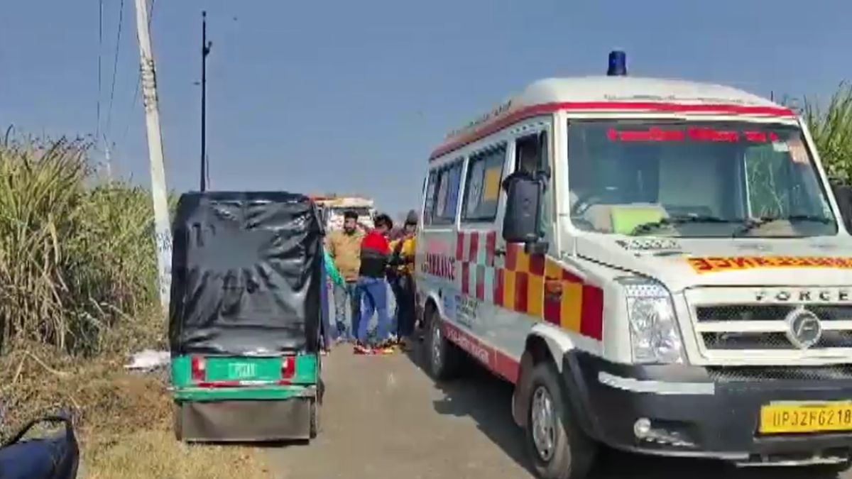 सांसें लौटते ही एंबुलेंस से युवक भेजा गया अस्पताल. (Photo: Screengrab)