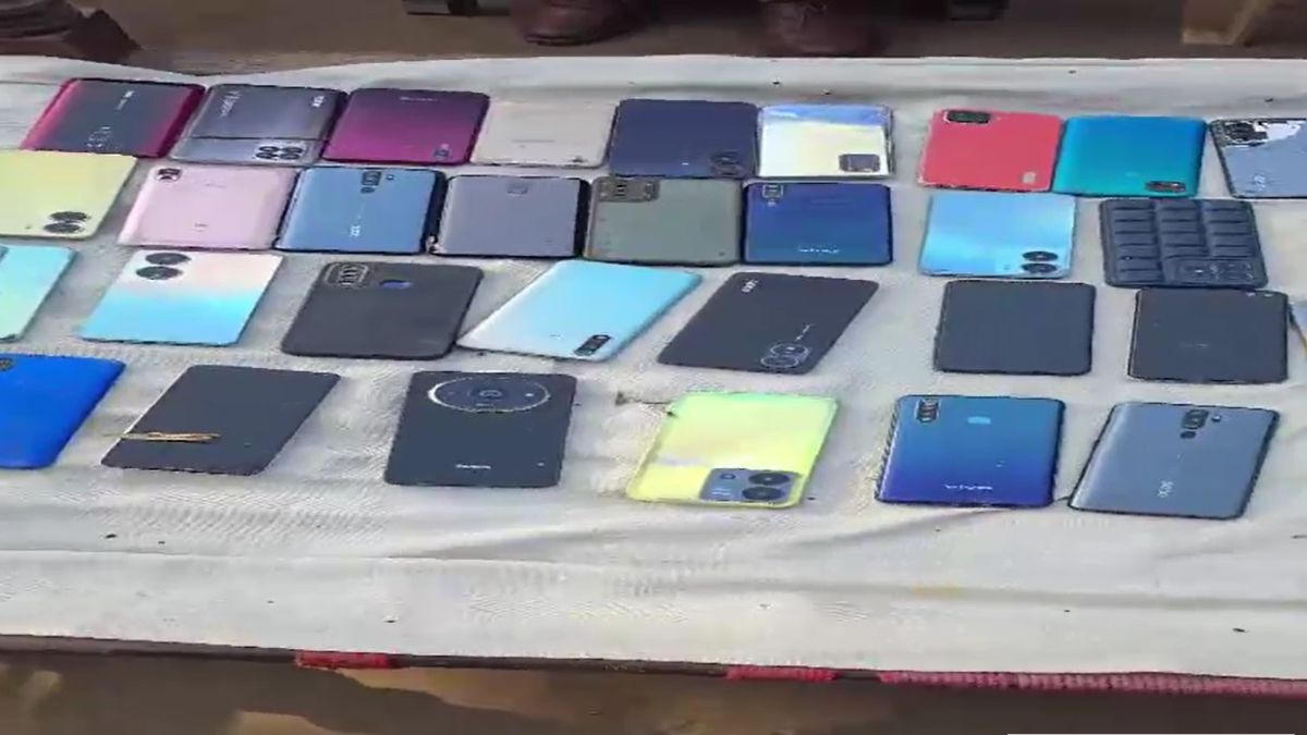 पुलिस के हवाले कर दिए मोबाइल. (Photo: Screengrab)