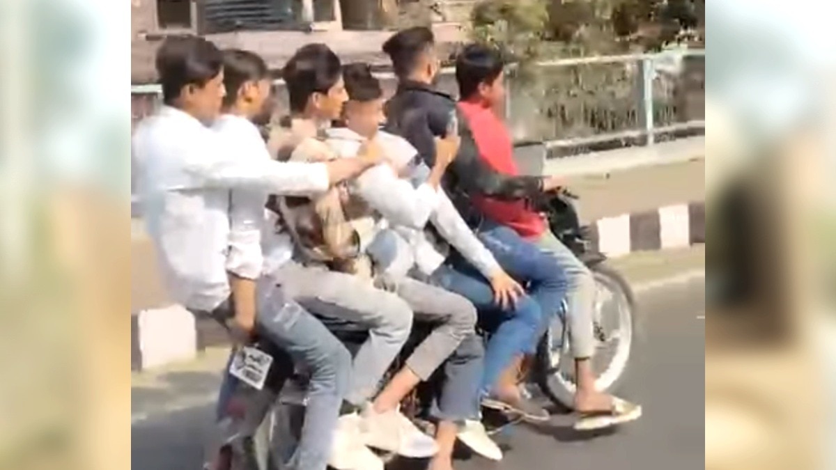 भोपाल में 7 लड़कों ने एक ही बाइक पर मचाया हुड़दंग.(PHOTO:SCREENGRAB)