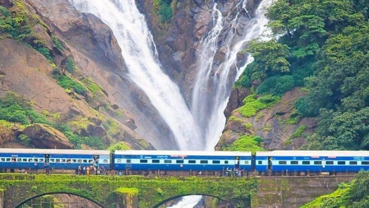 ट्रेन की पटरियों के ठीक बगल में गिरता दूधसागर झरना (Photo: ITG)