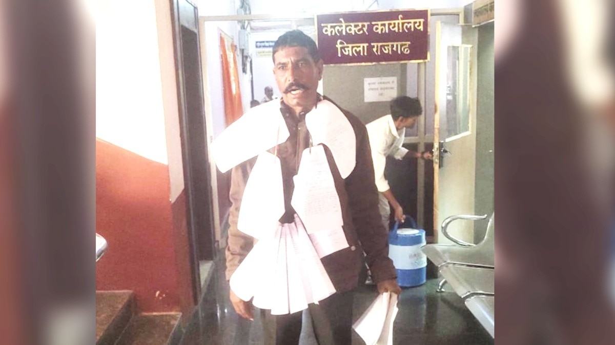 भ्रष्टाचार के खिलाफ बेबस नागरिक का अनोखा विरोध.(Photo:ITG)