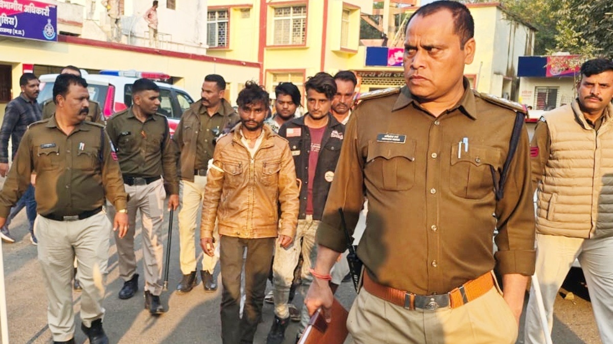 पुलिस गाड़ी खराब होने पर पैदल कोर्ट ले जाए गए आरोपी.(Photo:ITG)