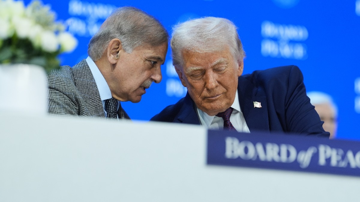 बॉर्ड ऑफ पीस की साइन सेरेमनी के दौरान शहबाज शरीफ और डोनाल्ड ट्रंप (Photo: Reuters)