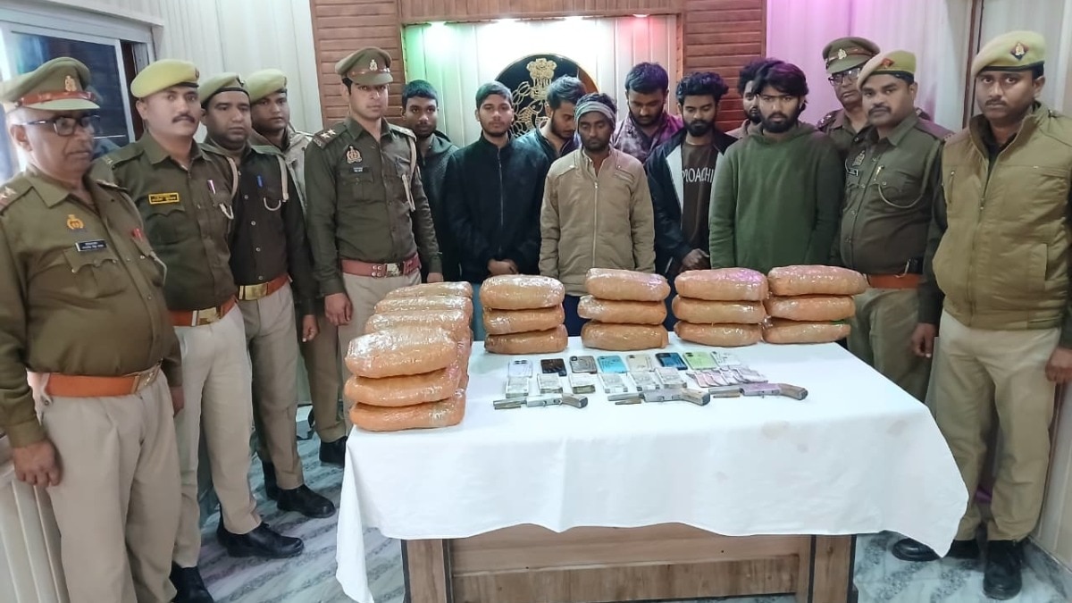 पुलिस की गिरफ्त में तस्कर.(Photo: Siddhartha Gupta/ITG)