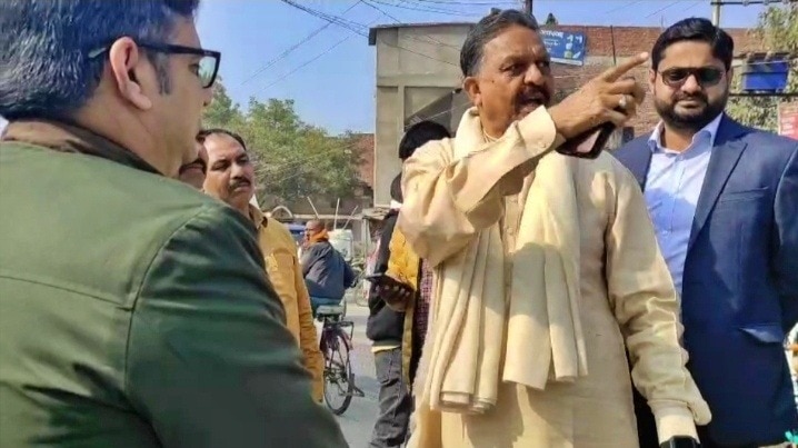 SP MP Afzal Ansari argues with police officers (Photo - Screengrab)