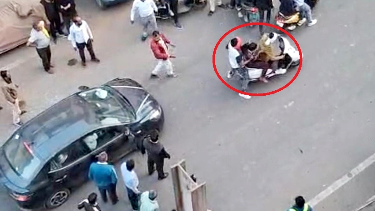 फिल्मी अंदाज में बीच कार से भागी दुल्हन.(Photo:ITG)