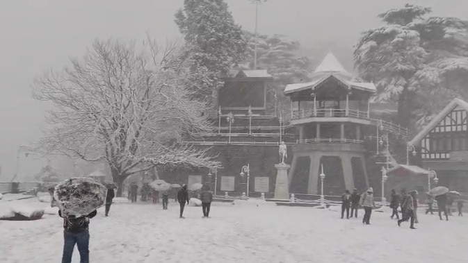 पहाड़ों पर भारी बर्फबारी