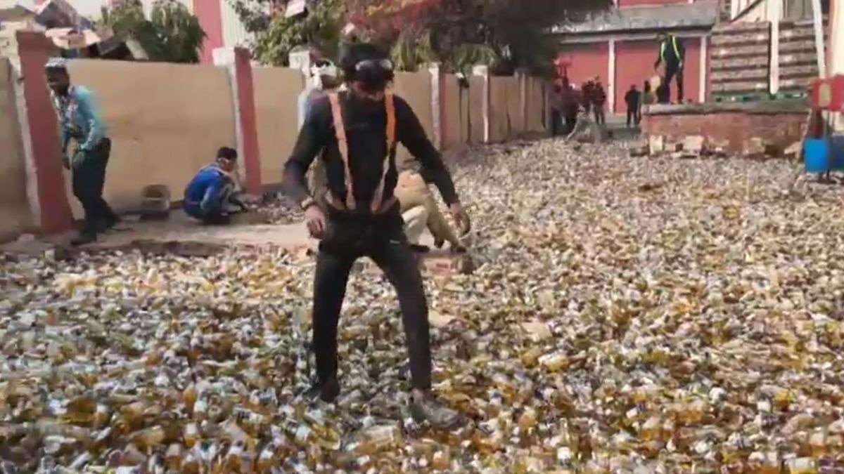 ढाई करोड़ की शराब पर चला रोलर. (Photo: Screengrab)