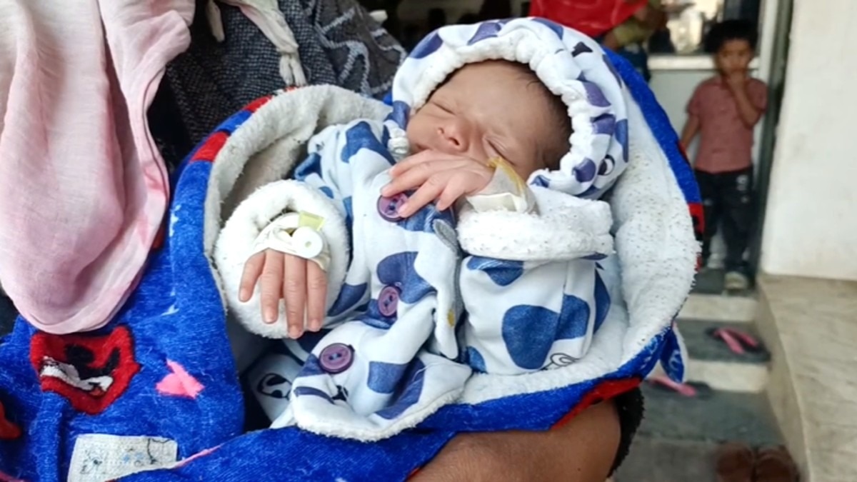 मासूम के लिए 'लाइफ जैकेट' बना डायपर.(Photo:ITG)