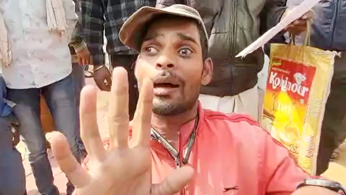 कलेक्ट्रेट में दिव्यांग अशफाक खान का हाई-वोल्टेज ड्रामा.(Photo:Screengrab)