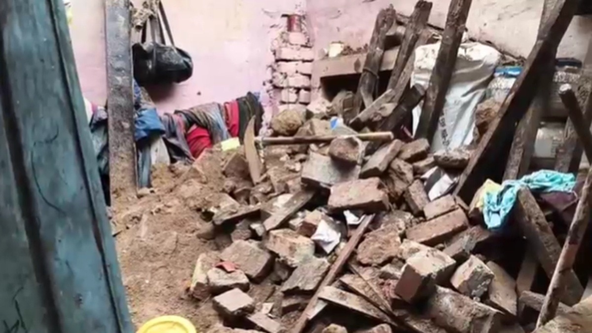 चंडीगढ़ में भरभराकर गिरी मकान की छत (Photo: ITG)