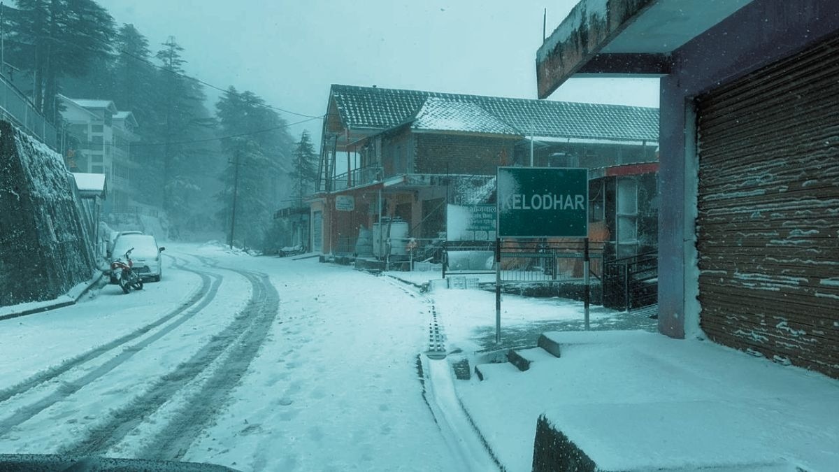 हिमाचल प्रदेश के मंडी में ताजा बर्फबारी. (Photo: ITG)