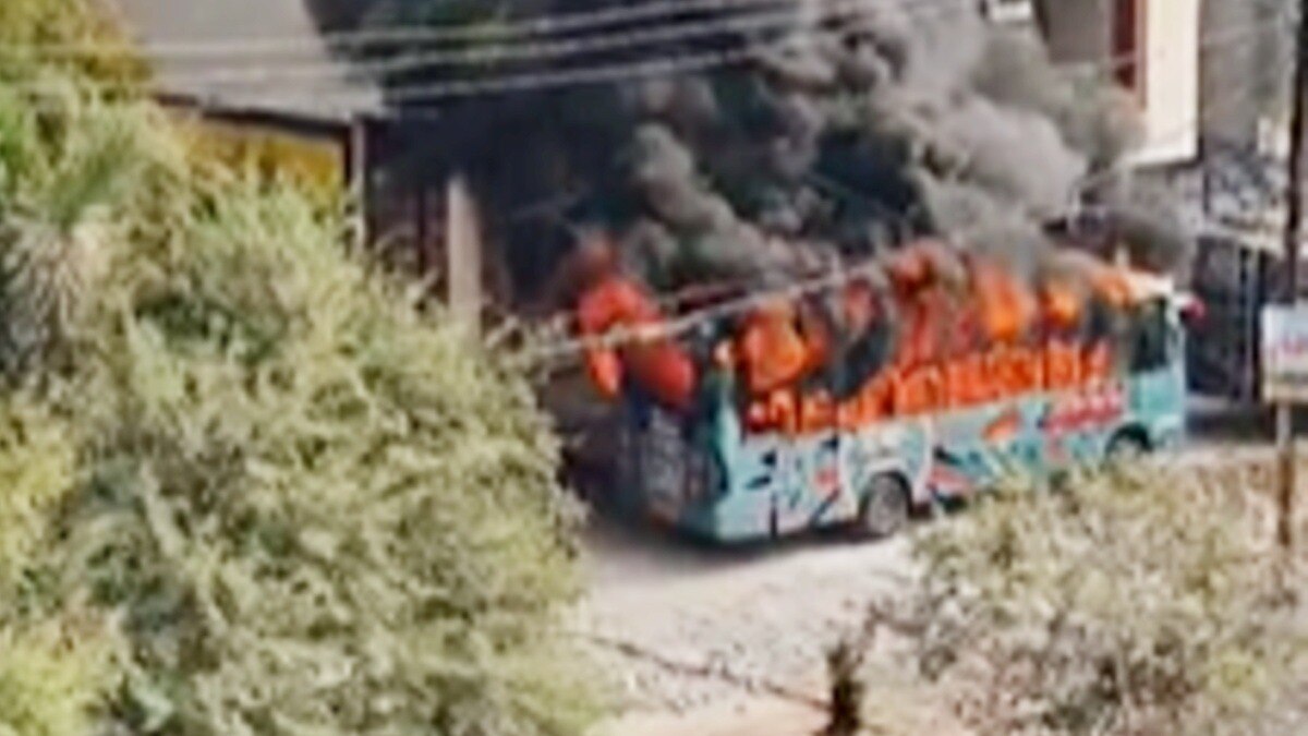 उज्जैन: तराना में घरों पर पथराव और बस में आगजनी.