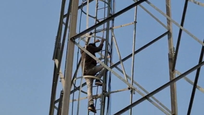 पांच घंटे बाद टावर से उतरा युवक (Photo: Hariom Singh/ITG)