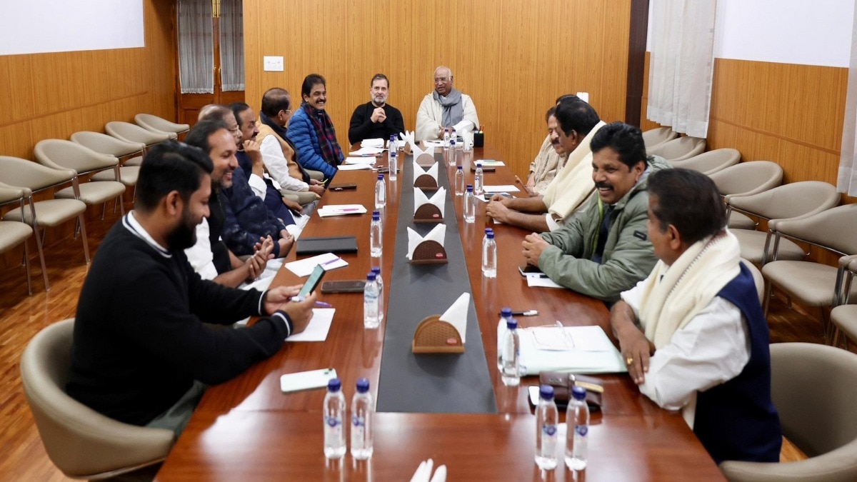 केरल कांग्रेस नेताओं के साथ बैठक के दौरान कांग्रेस प्रमुख मल्लिकार्जुन खड़गे और लोकसभा में नेता प्रतिपक्ष राहुल गांधी. (Photo: X/@kharge)