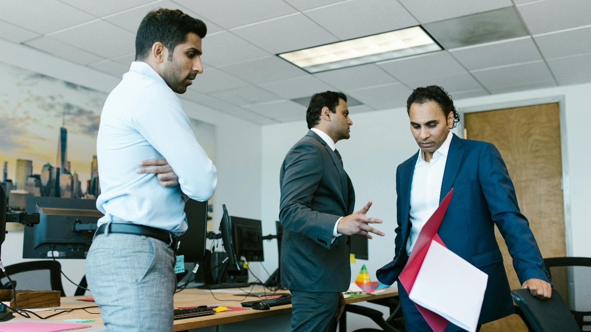 लगातार देर से आने पर कंपनी ने कर्मचारी को ईमेल भेजकर नौकरी से निकाल दिया. ( Photo: Pexels)