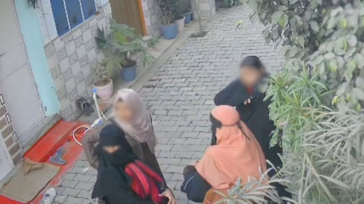 छात्रा को बुर्का पहनाए जाने का वीडियो वायरल. (Photo: Screengrab)