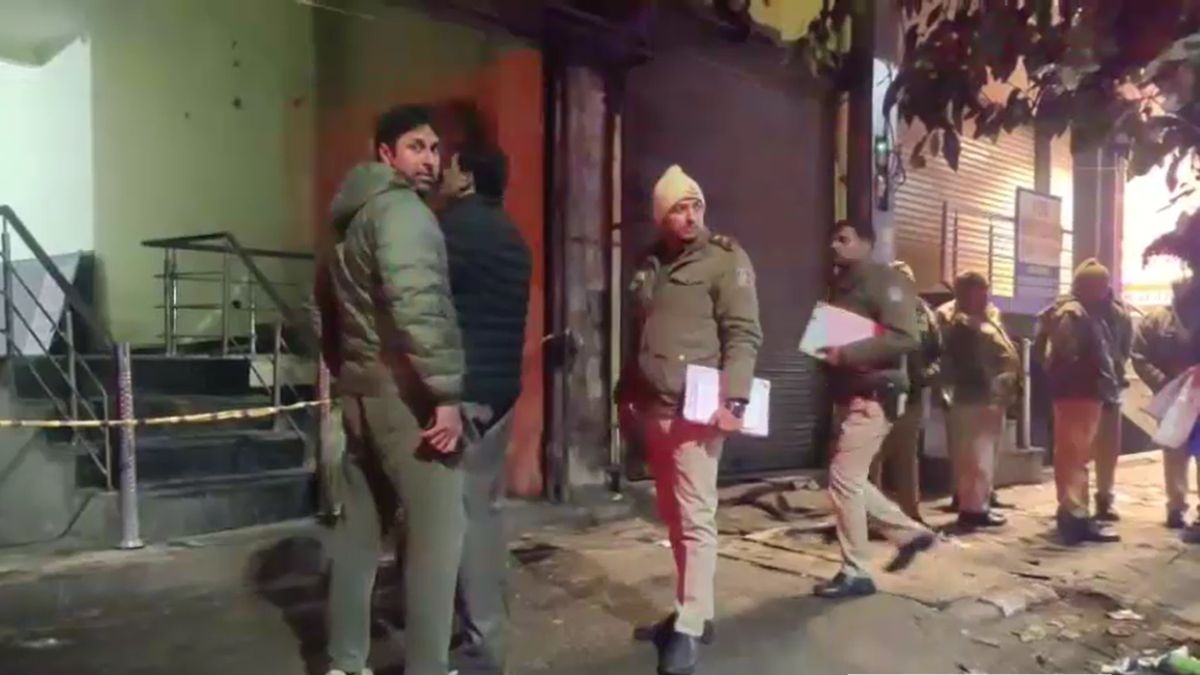 घटना के बाद मामले की छानबीन में जुटी पुलिस. (Photo: Screengrab)