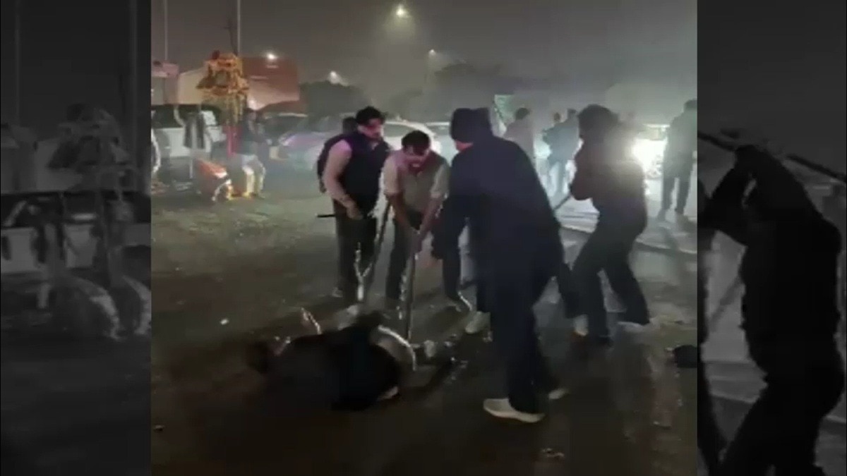 बारात चढ़त के दौरान मारपीट.  (Photo: Screengrab)