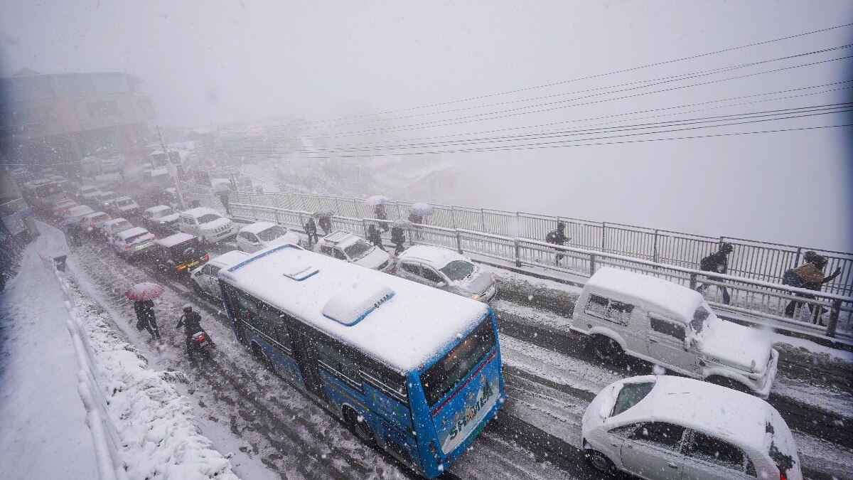 पहाड़ों पर भारी बर्फबारी हुई है. (Photo: PTI)
