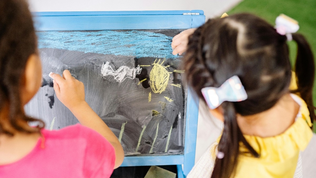 राजधानी दिल्ली में निजी स्कूलों ने साल 2026-27 सत्र के लिए नर्सरी में प्रवेश के लिए पहली मेरिट लिस्ट जारी कर दी है. (Photo: Pexels)