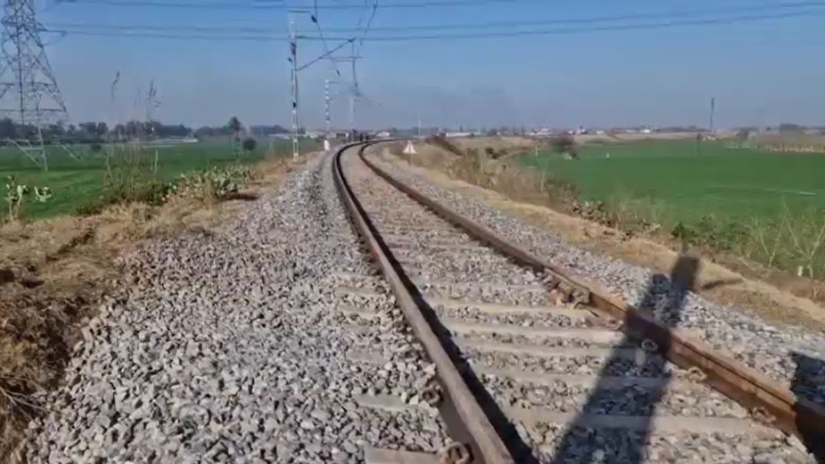 संदिग्ध तरीके से हुए धमाके में ट्रैक को पहुंचा नुकसान. (Photo: Screengrab)