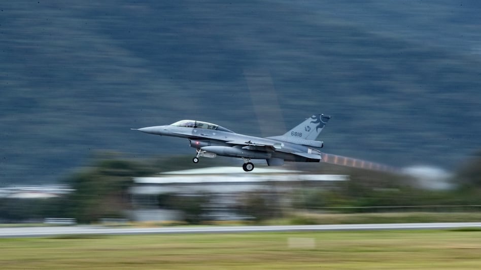 ताइवान सीमा में घुसे चीनी फाइटर जेट, क्या 2026 में छिड़ेगी जंग? ताइवान सीमा में घुसे चीनी फाइटर जेट, क्या 2026 में छिड़ेगी जंग?