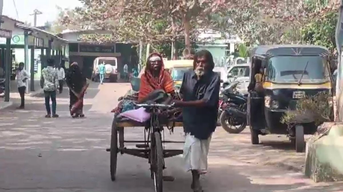 एंबुलेंस के लिए पैसे नहीं थे तो ठेले से निकल पड़ा बुजुर्ग. (Photo: ITG)