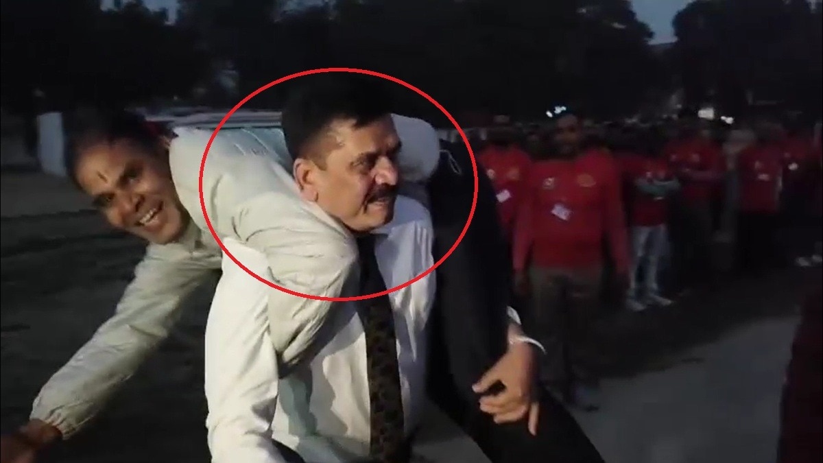 मॉक ड्रिल के दौरान जमीन पर गिरे जौनपुर DM. (Photo: Screengrab)