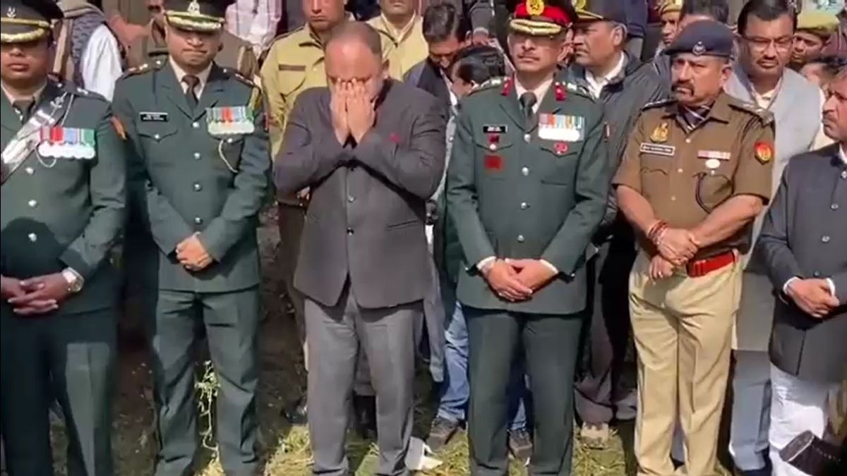 शहीद की अंतिम विदाई में भावुक हुए हापुड़ के डीएम. (Photo: Screengrab)