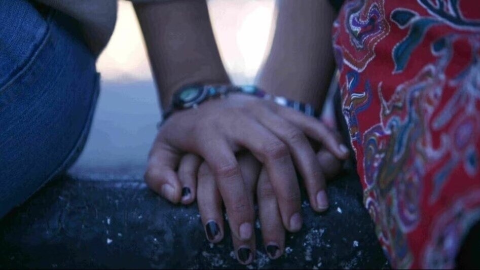 पिज्जा शॉप में आए और पूछने लगे जाति, घबराकर खिड़की से कूद गए साथ बैठे लड़का-लड़की