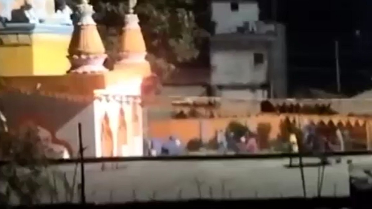 हजारीबाग में दो पक्षों के बीच पथराव के बाद तनाव (Photo: ITG)