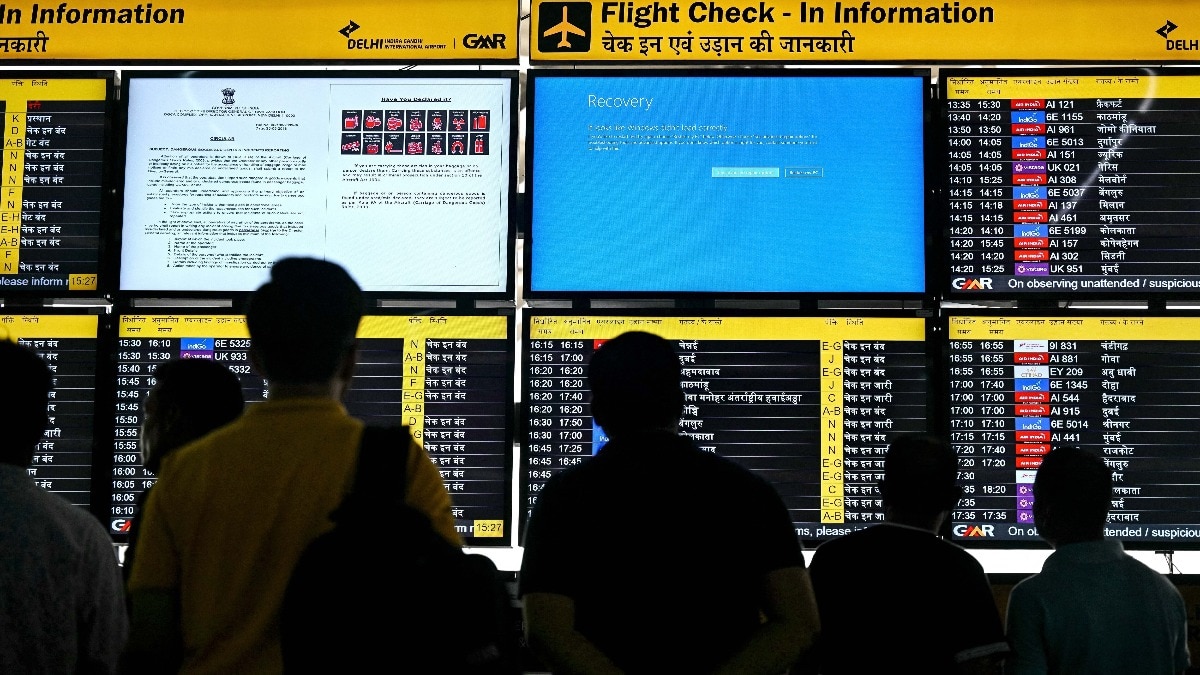 अमेरिका में बर्फीले तूफान की वजह से फ्लाइट कैंसिल हो रहे हैं. (Photo- AFP)