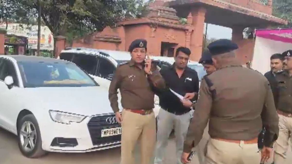 पुलिस ने 24 लग्जरी कारें बरामद कीं. (Photo: Screengrab)