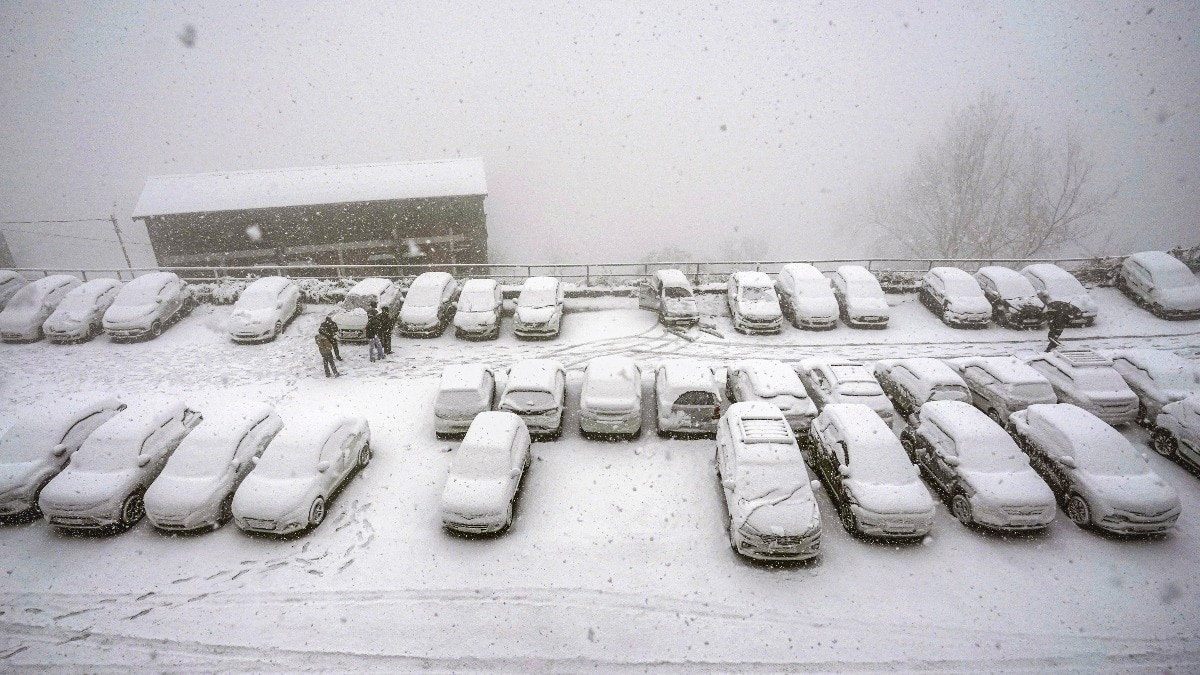 प्रशासन बर्फ हटाने के लिए मशीनरी तैनात कर रहा है और पर्यटकों को सावधानी बरतने की हिदायत दी गई है. (Photo: PTI)