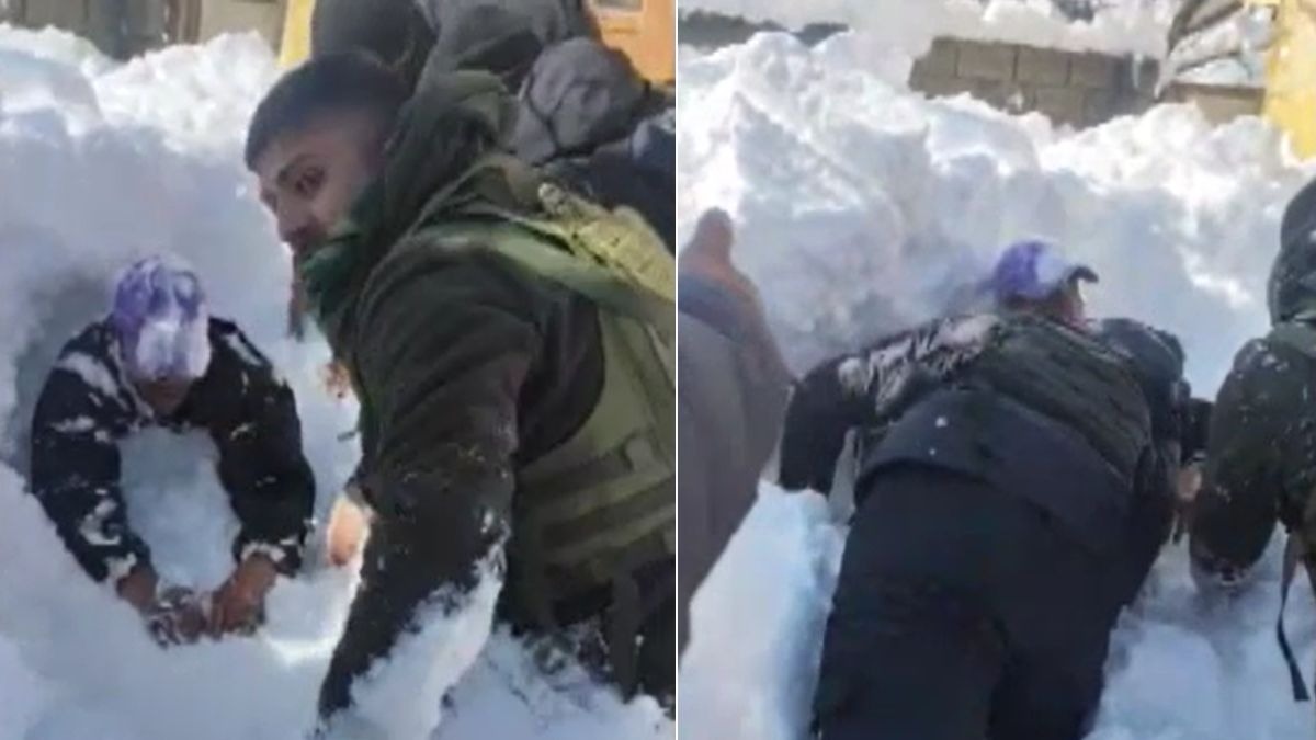 बर्फ के ढेर में दबा युवक. (Photo: Screengrab)