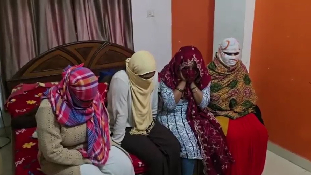 छापेमारी के दौरान पकड़ी गईं महिलाएं. (Photo: Screengrab)