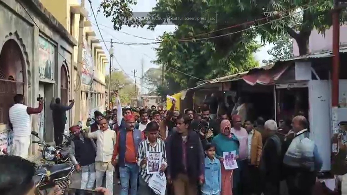 मामले को लेकर विरोध प्रदर्शन करते लोग. (Photo: Screengrab)