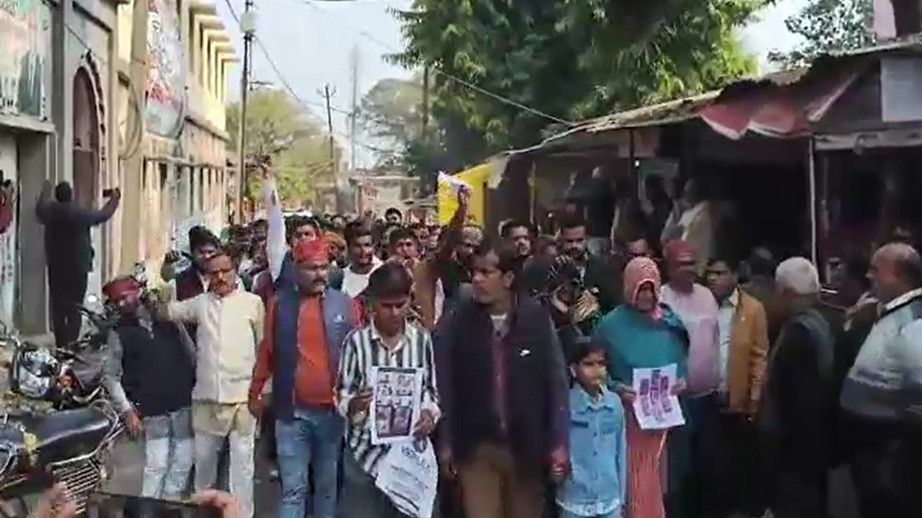 मामले को लेकर विरोध प्रदर्शन करते लोग. (Photo: Screengrab)