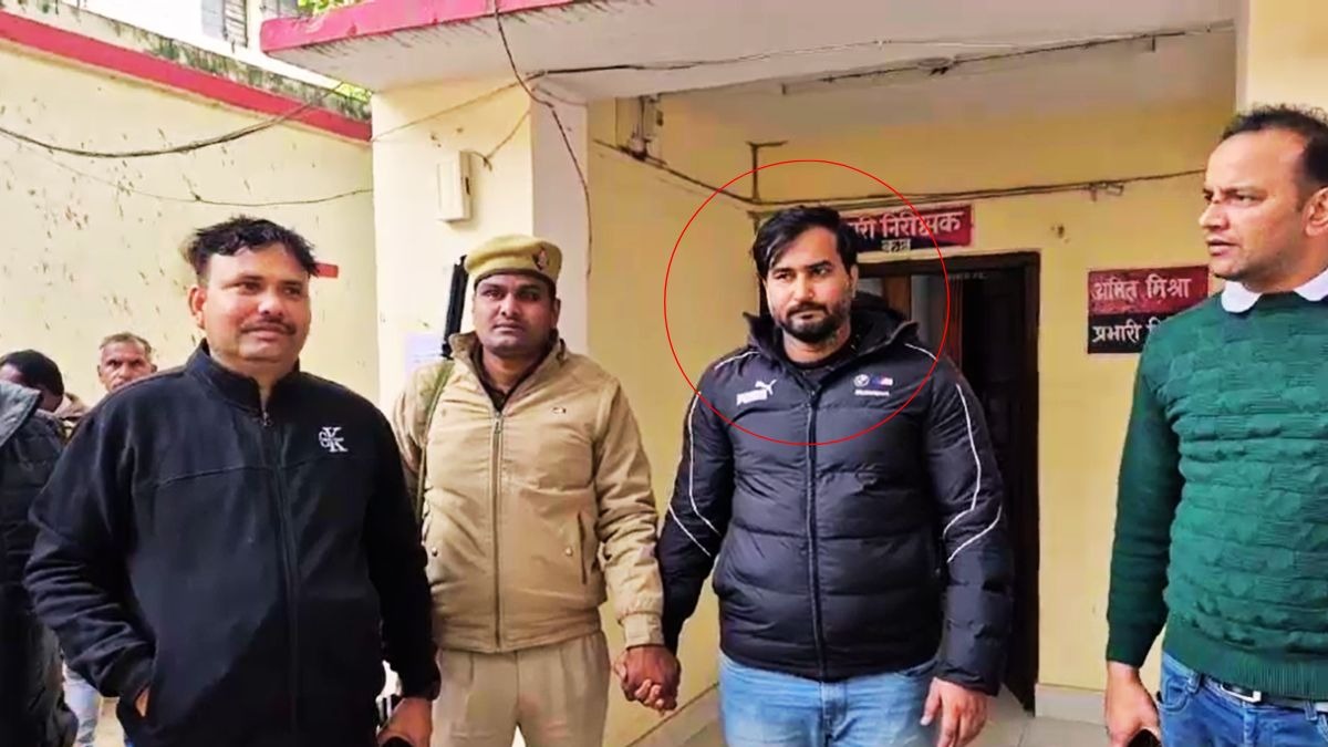 दिल्ली में गिरफ्तारी के बाद मिर्जापुर ले जाया गया आरोपी. (Photo: Screengrab)