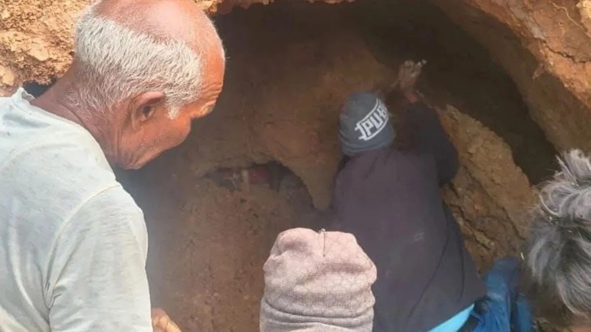 Three laborers died when a soil mine collapsed in Singrauli Madhya Pradesh