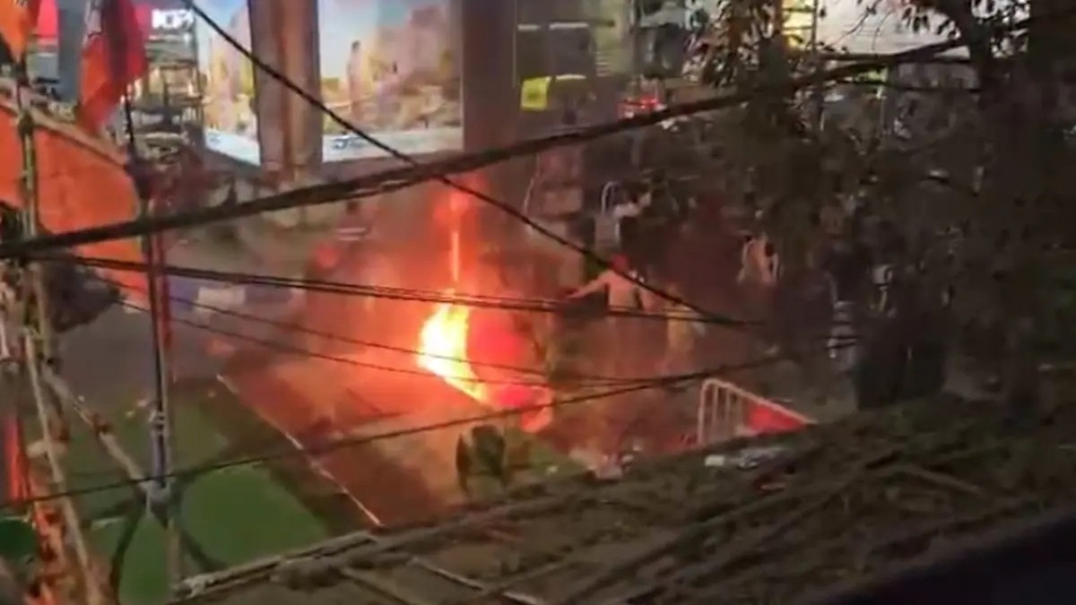 टीएमसी समर्थकों ने झड़प के दौरान जनसभा के लिए बनाए गए बीजेपी के एक अस्थायी स्टेज में आग लगा दी. (Screenshot)