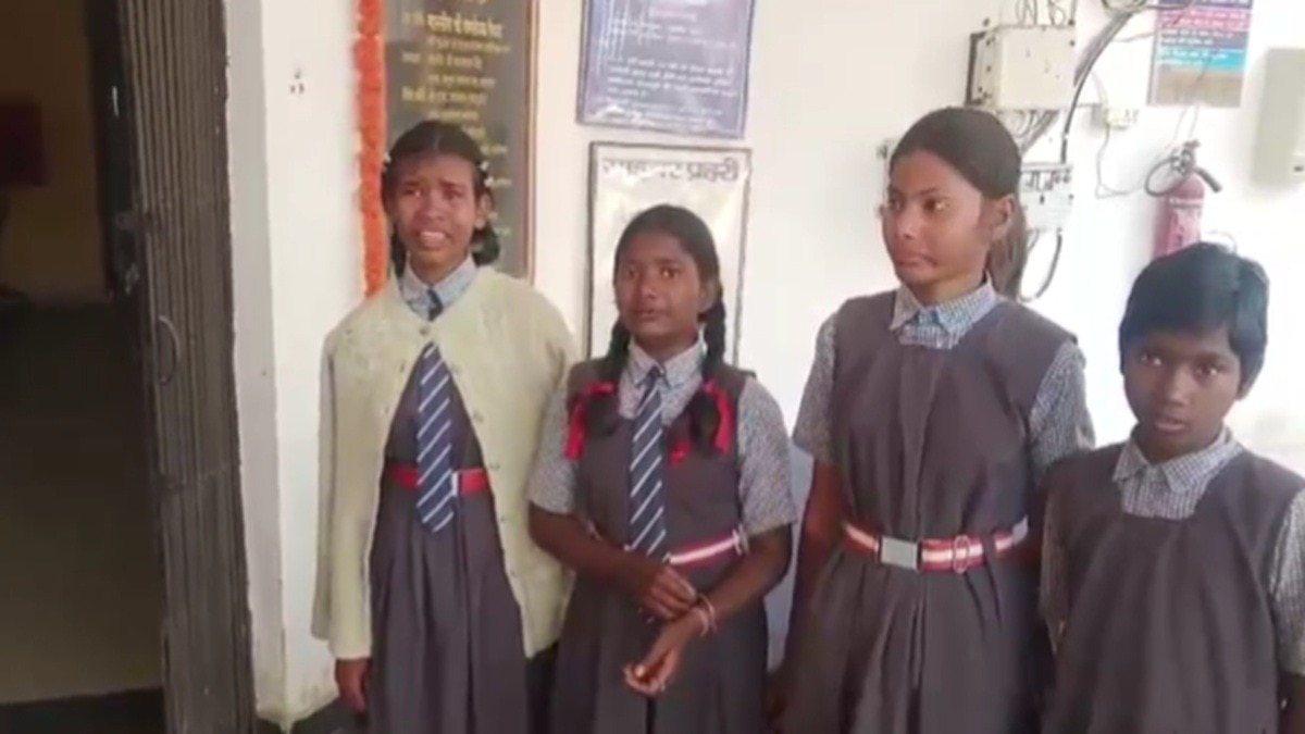 प्रिंसिपल की धमकी, रोते हुए थाने पहुंचे स्कूली बच्चे (Photo: ITG)