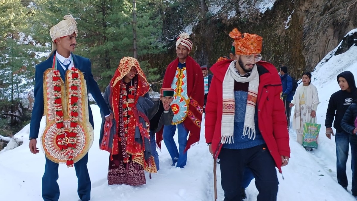 मंडी में बर्फबारी के बीच रचाई शादी (Photo: ITG)