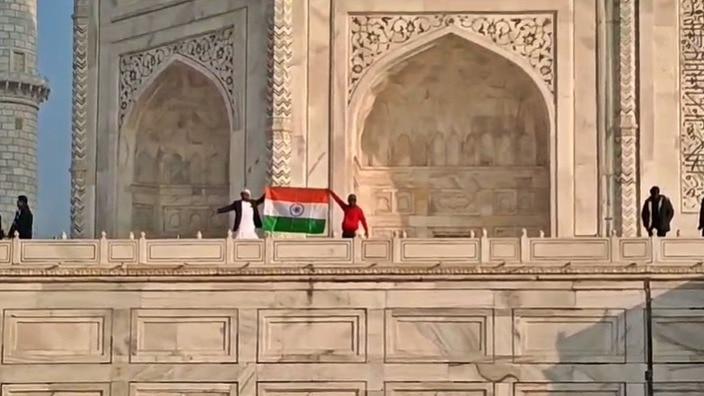 ताजमहल पर तिंरगा झंडा लहराते हिंदूवादी संगठन के लोग (Photo- Screengrab) 